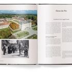 Linke Seite oben: Luftaufnahme einer großen, historischen Schlossanlage mit Gärten. Unten: Schwarz-Weiß-Foto von Personen und einem Pferd. Rechte Seite: Text über Haras du Pin, ein Gestüt in Frankreich.