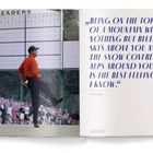 Zitat rechts: "Being on the top of a mountain..." Links: Golfer in rotem Shirt vor Anzeigetafel, Zuschauer im Hintergrund.