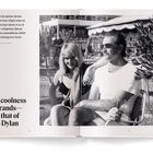 "The coolness of brands—and that of Bob Dylan." Schwarzes Weiß-Foto eines lächelnden Paares im Freien.