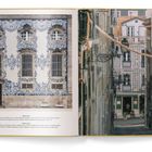 Links: Verziert blau-weiße Kachel-Wand mit Fenstern. Rechts: Enge Gasse mit hängender Wäsche und Café im Hintergrund.