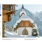 Links Textblock in Lorem Ipsum. Rechts verschneite Kapelle vor Berglandschaft. Links oben eine Weihnachtskugel am Baum.
