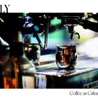 Text: "ITALY" oben, "Coffee as Culture" unten. Eine glänzende Espressomaschine mit einem Kännchen darunter.