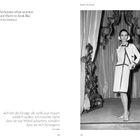 Zitat von Coco Chanel auf Englisch und Deutsch. Rechts Frau in gepunktetem Kostüm, die zwischen Vorhängen steht.