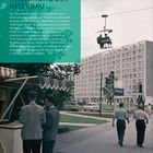 6. Juli 1957: Eröffnung der Interbau. Szene mit Personen auf Gehweg, Seilbahn und Hochhaus im Hintergrund.