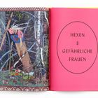 Linke Seite: Illustration einer älteren Frau im Wald. Rechte Seite: "Hexen & Gefährliche Frauen" auf pinkem Hintergrund.
