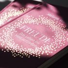 Buchtitel "FREUDE", Autorin "Melanie Wolfers", Farbe: Bordeauxrot, Verlag "bene!". Buchrückentext über Lebensfreude.