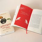 Links ein Buchcover: "geborgen und frei" von Pierre Stutz. Rechts eine geöffnete Seite mit rotem Hintergrund und weißen Vögeln.