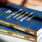 „Auf der Suche nach dem Geheimnis gelingenden Lebens“ von Stephan Falk, blaues Cover, drei gestapelte Bücher.