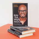 "BIN DA, WER NOCH? Für eine Zukunft, in der das Wir gewinnt" steht auf einem Buchcover mit Porträt eines lächelnden Mannes.