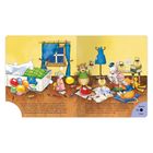 Ein Zimmer mit bunten Ballons, Tieren und Bastelmaterial. Musikinstrumente und Papier sind verteilt. Links Fenster mit Vorhang.