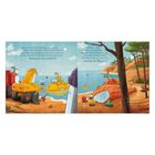 Links: „Hey, wer bist denn du?“… „Könnt ihr uns helfen?“ Rechts: „Die Freunde begutachten…“ „zurück im Wasser.“ Illustration am Strand mit Fahrzeugen.