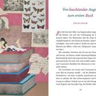 "Von leuchtenden Augen zum ersten Buch." Illustration: Frau liest auf großen Büchern, umgeben von Karten, Schmetterlingen.