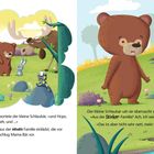 „Puschel, das Kaninchen,“ antwortete der kleine Schlaubär, „und Hops, das Eichhörnchen.“ Illustration mit Tieren im Wald.