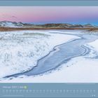 Februar 2027 Kalenderblatt, Schneelandschaft mit gefrorenem Fluss vor Dünen, steigender Himmel mit rosa und blauen Tönen.