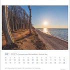 Text: "02 | 2027 Ostseeküste Wind und Wellen – Sand und Meer." Kalenderansicht. Sonnenuntergang über einem Strand mit Bäumen.
