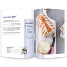 „RUCKZUCK-BROT“. Rezeptanleitung und Zutatenliste. Rechts ein Laib Brot auf einem Brett mit Messer. Eine Scheibe ist bestrichen.