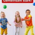 Themenbereich Soziales Lernen: Gemeinsam stark! Drei lachende Kinder spielen mit bunten Bällen.