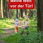 Text: "Themenbereich Heimat entdecken. Meine Welt vor der Tür!" Zwei Kinder laufen auf einem Waldweg, Fahrräder lehnen an Bäumen.
