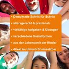 Text: Demokratie Schritt für Schritt, altersgerecht & praxisnah, vielfältige Aufgaben & Übungen. Mehrere fröhliche Kinder bilden einen Kreis und schauen in die Kamera, Arme hoch erhoben.