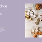 „Plätzchen im Winter“ auf lilafarbenem Hintergrund. Verschiedene Plätzchen auf weißen Tellern, darunter Zimtsterne und Vanillekipferl.