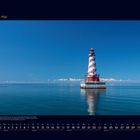 05 Mai. Kalender mit einem Leuchtturm im Wasser unter blauem Himmel. Text beschreibt den White Shoal Lighthouse.