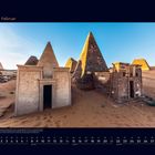02 Februar. Kalender mit Pyramiden vor blauem Himmel. Sandschichten im Vordergrund.