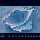 "08 August", "VIEW INSIDE", Kalender, Ansicht eines verschneiten Landschaftsreliefs mit rosa Lichtakzenten, Kalenderdaten unten.