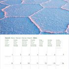 März-Kalender mit blau-rosa Salzwüste und orangefarbenem Himmel im Hintergrund.