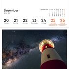 Kalender Dezember 2027, Wochenende Weihnachten. Foto: Leuchtturm vor eindrucksvoller Sternenhimmel-Kulisse.