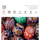 Kalender: März und April, KW 13. Bild: Sorbische Ostereier, Brandenburg, in bunten, traditionellen Mustern dekoriert.