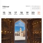 Kalender: Februar KW 7. Montag 15 bis Sonntag 21. Bild: Traditionelle Architektur mit Tor, Blick auf Minarett unter blauem Himmel.
