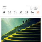 April KW 16. Montag 19 bis Sonntag 25 (rot). Reisterrassen, Sonnenlicht, grünes Tal, kleines Haus, Bäume. Sapa, Vietnam.