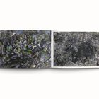 Abstrakte Malerei in dunklen Tönen mit grünen und blauen Akzenten, zeigt komplexe, dynamische Muster.