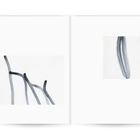 Keine Texte sichtbar. Links geschwungene, graue Linien. Rechts einzelne vertikale, graue Linien. Illustration.