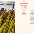 Fermentierter Spargel mit rosa Pfeffer. Zutaten: Wasser, Salz, grüner Spargel, rosa Pfefferkörner, Senfkörner, Pimentkörner. Links, Spargel in Glas. Rechts, Rezeptanleitung.