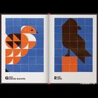 Links: „Quail, Quirlige Wachtel“. Rechts: „Rabe, Raven“. Geometrische Vogelillustrationen auf blauem Hintergrund.