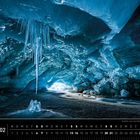 Text: "Alpen 02", "Eishöhle unter dem Morteratschgletscher [Schweiz]". Eine blaue Eishöhle mit Stalaktiten.