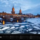 Text: "Berlin 02", "Oberbaumbrücke und Spree". Beleuchtete Brücke über zugefrorenem Fluss in winterlicher Stadtlandschaft.