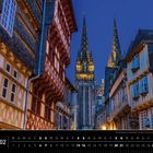 Bretagne 02. Die Altstadt von Quimper mit den Türmen der Kathedrale Saint Corentin. Fachwerkhäuser bei Abenddämmerung.
