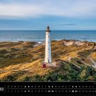 Dänemark 02. Lyngvig Fyr wurde 1906 errichtet. Kalenderansicht. Weißer Leuchtturm in sandiger Dünenlandschaft am Meer.