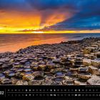 „Abendlicht über dem Giant’s Causeway, County Antrim“. Hexagonale Basaltsäulen vor einem dramatischen Sonnenuntergang.