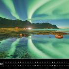 Text: "Lofoten 02, Kleppstad, Austvågøya". Über einem See unter grünem Polarlicht erstreckt sich eine Bergkette.