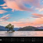 Text: "Neuseeland 02" und "Wanaka Tree, Otago". Ein alleinstehender Baum im Wasser vor einer Bergkette, rosa Wolken.