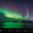 Text: "Nordlichter 02", "Insel Senja [Norwegen]". Grünes Polarlicht über einer schneebedeckten Berglandschaft und ruhigem Wasser.