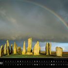 "Schottland 02. Der Steinkreis von Callanish auf der Insel Lewis, Äußere Hebriden." Steinkreis unter Regenbogen im Hintergrund.
