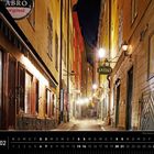 Schweden 02, Antik, Stille Gasse in der Altstadt von Stockholm. Eine enge, beleuchtete Kopfsteinpflasterstraße bei Nacht.