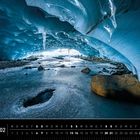Schweiz 02, Gletscherhöhle im Engadin. Eine vereiste Höhle mit blauem Licht und Eiszapfen, der Boden ist gefroren.