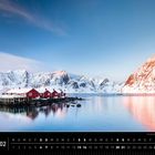 Text: Skandinavien, 02, Fischerort Reine, Lofoten (Norwegen).
Verschneite Berge, rote Hütten am Wasser, ruhiger Himmel.