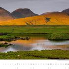 "Die magische Landschaft Connemaras im letzten Abendlicht, County Galway." 

Ein ruhiger See vor grünen Hügeln mit Bergen im Hintergrund.
