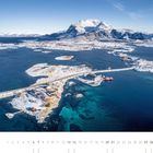 "02" und "Seisøy, Skardsvåga, Møre og Romsdal". Winterlandschaft: verschneite Küsten, Berge im Hintergrund, klarer Himmel.
